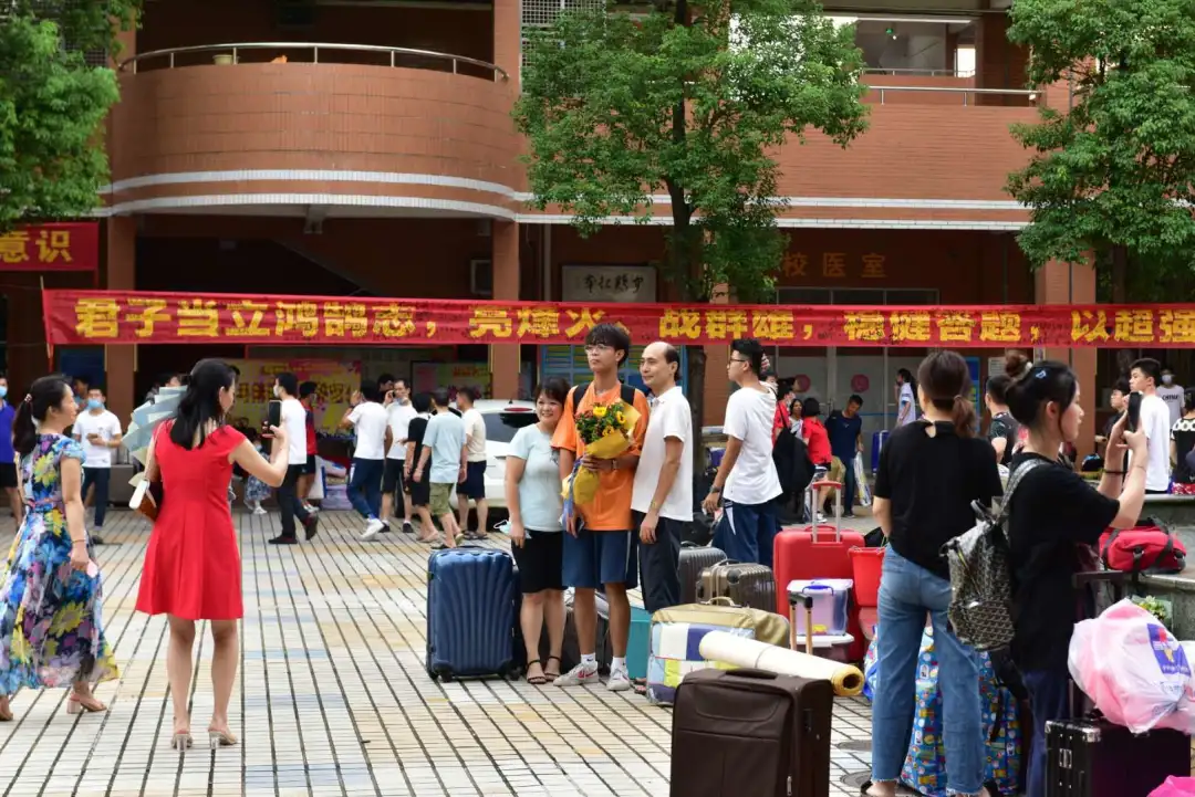 难忘老师 感恩亲人——佛山南海中学分校2020届高三学子高考凯旋