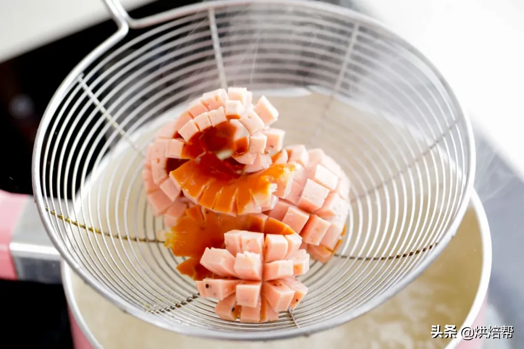 香肠仿制鱿鱼花，在家撸串也不错，鲜香麻爽停不下来