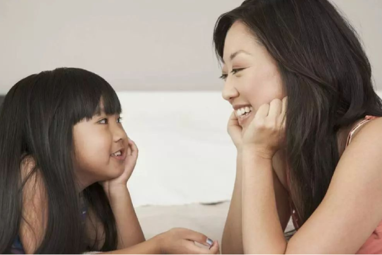 当孩子被嘲笑，不要说“别在意”，而是说这3句话，孩子才更自信