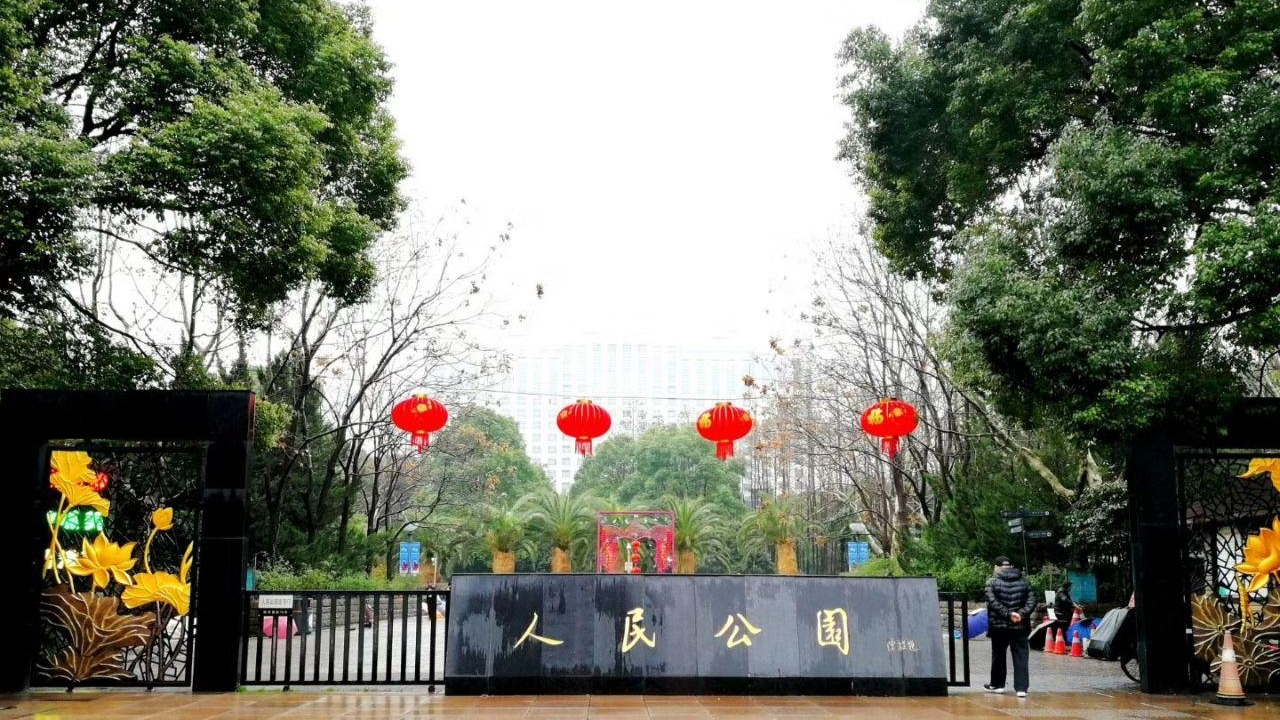 上海人民公园相亲角(上海人民公园相亲角:父母替大龄子女相亲,"明码