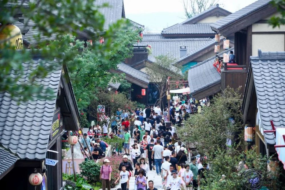 原來，融創這么做文旅小鎮