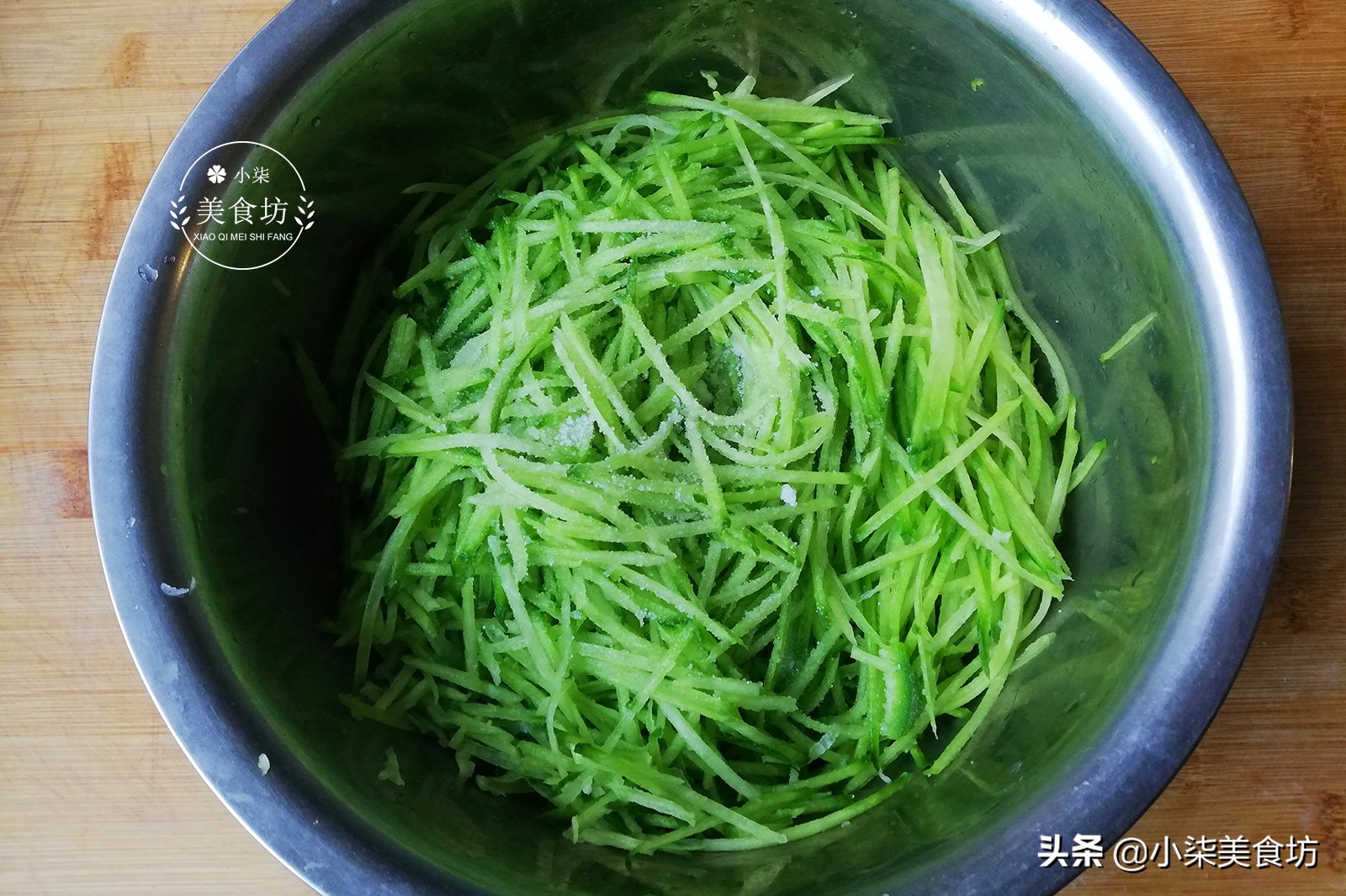 萝卜里加2个鸡蛋，不用煮不用蒸，15分钟出锅，比肉丸子还受欢迎