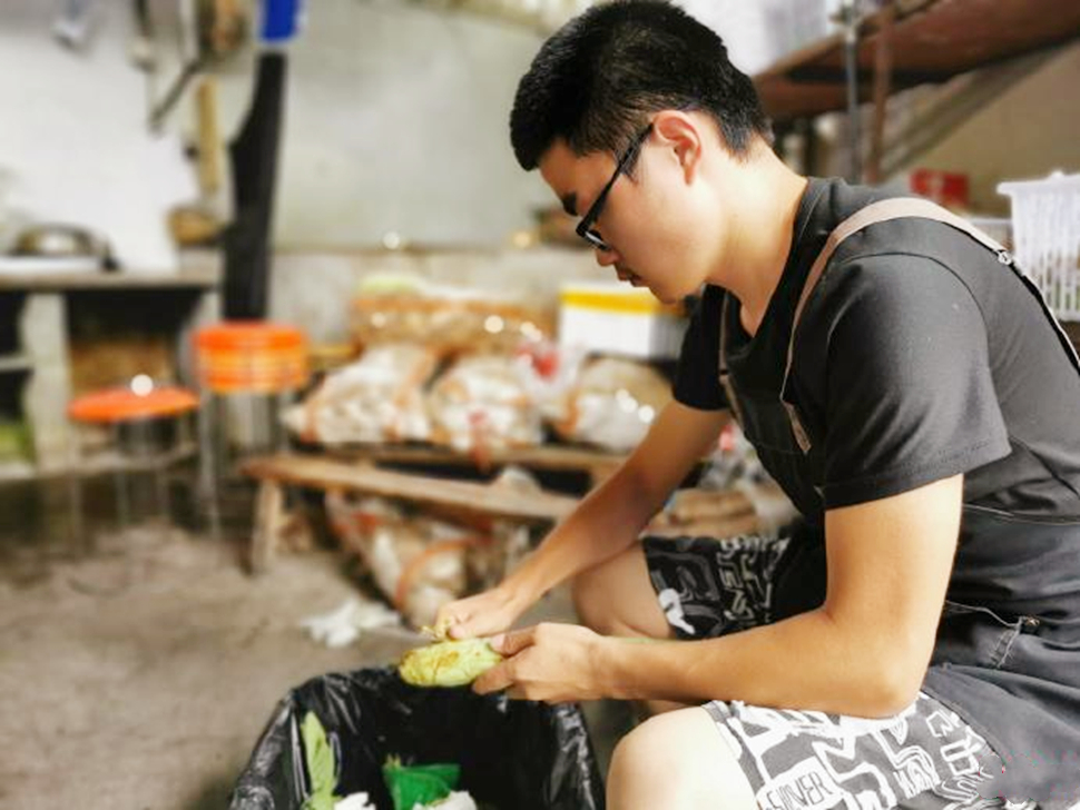 他高考前一天父亲去世，一家四口只剩自己，每天打工14小时攒学费