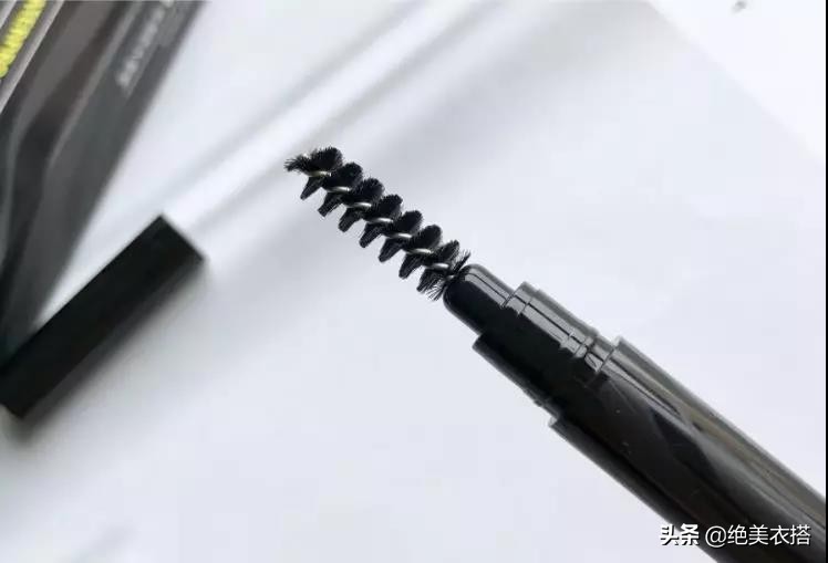 嘴唇干裂、唇纹明显？影响你颜值的小细节正在毁了你，这一招可解