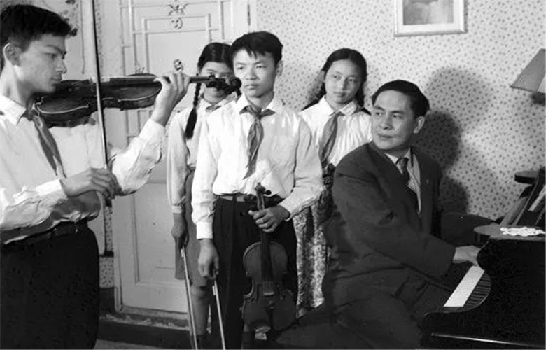 音乐巨匠马思聪，因逃出中国被辱骂18年，死后骨灰被接回中国