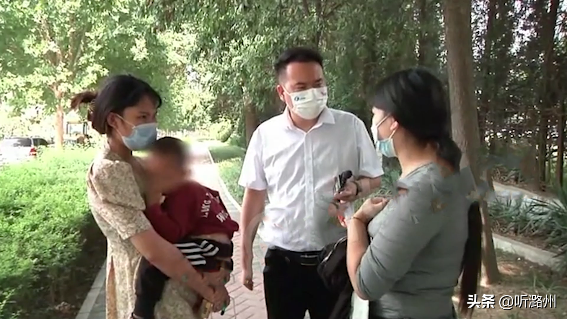 夫妻吵架，把孩子放在闺蜜家，闺蜜当街哭诉：代养容易还回去难