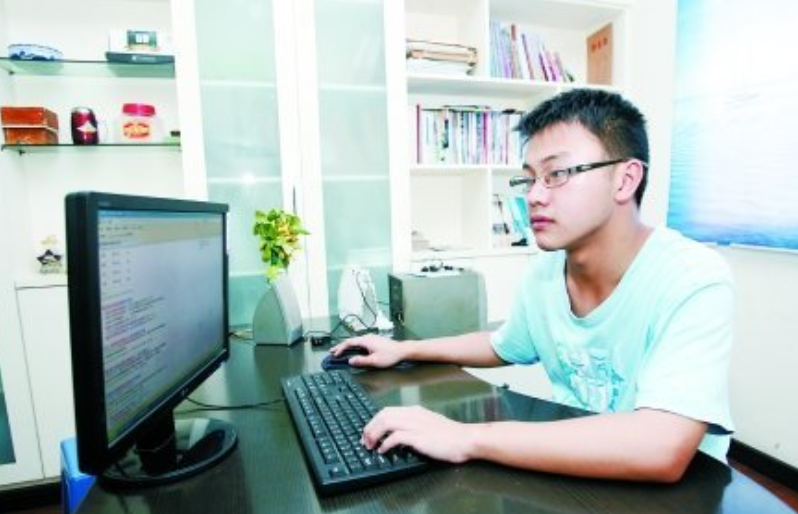 2011年，重庆小伙李翔，高考638分却坚持复读，夺文科状元进北大