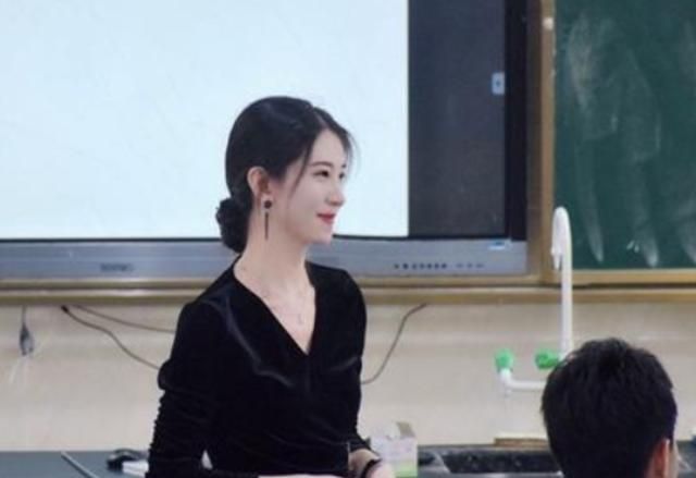 湖南一高校男老师走红，笑起来神似“任嘉伦”，课堂上人满为患