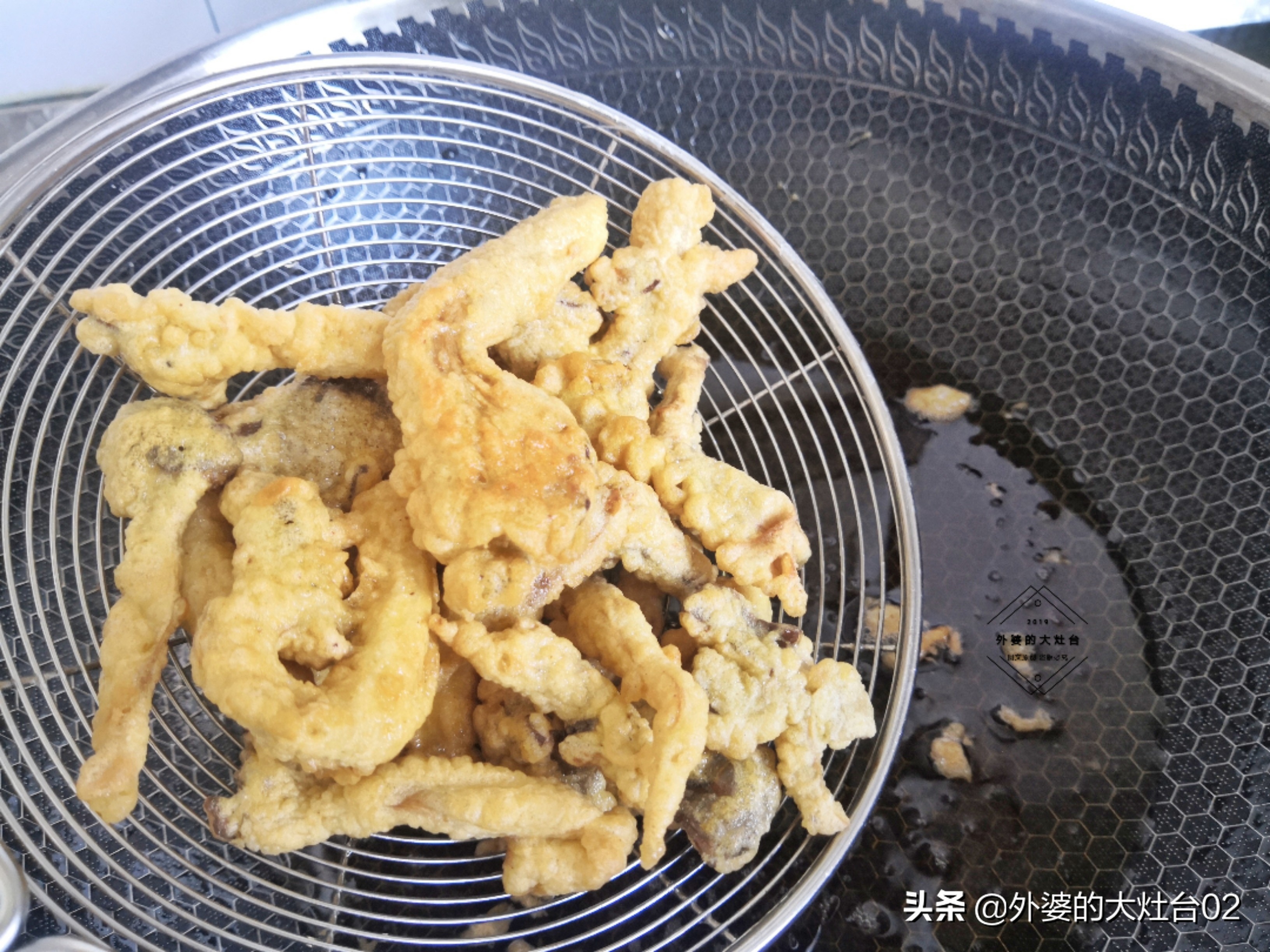 椒盐蘑菇怎么做咸香酥脆？原来下锅时间有讲究，做对了比炸鸡好吃