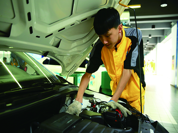 我们不妨来看看一名普通汽车维修工学徒,如何成长为月入3万的高级汽修