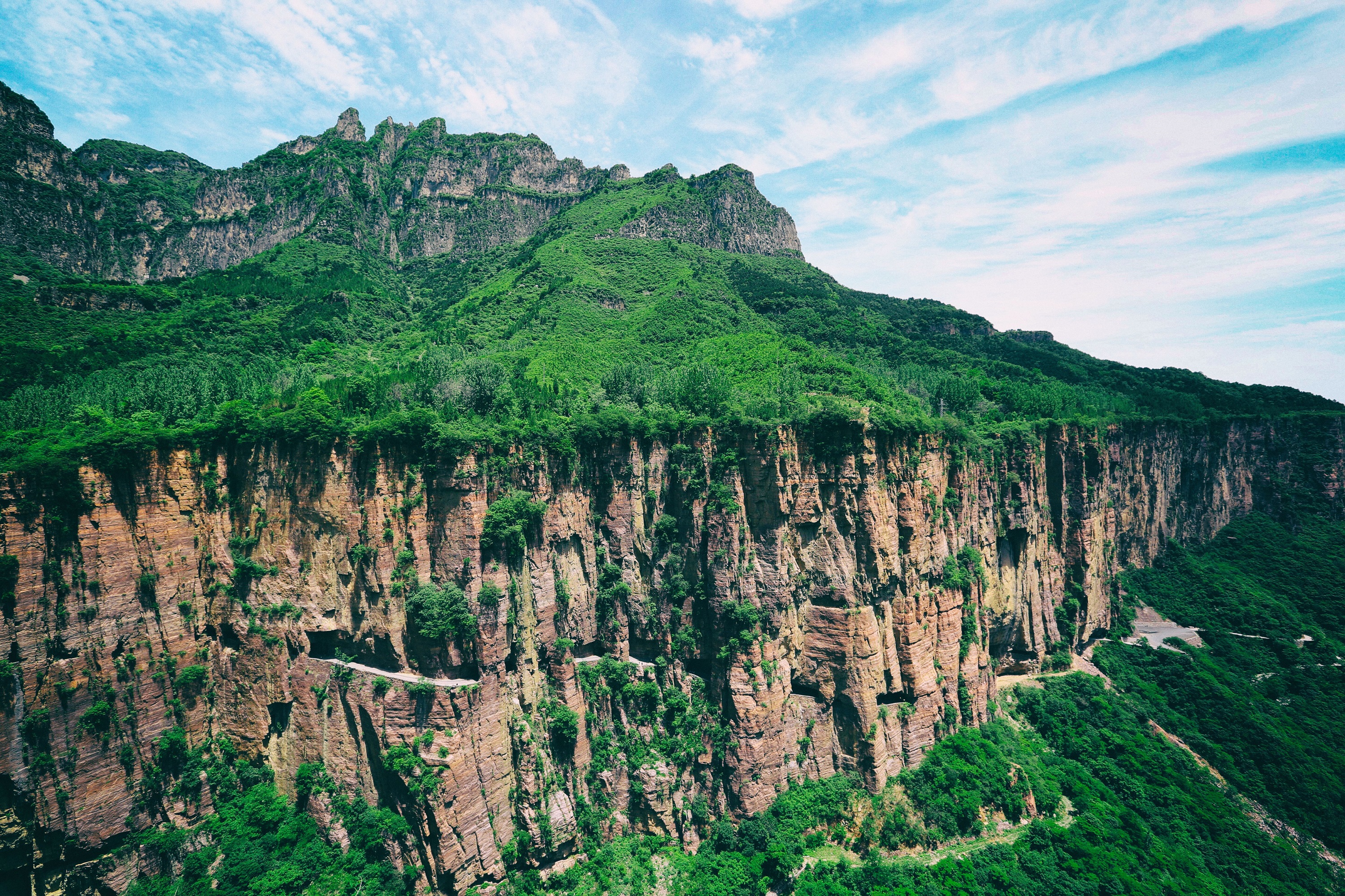 又到了人满为患的季节,悬崖上的村庄郭亮村!
