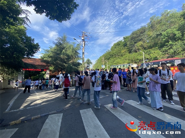 又是一年中考季，今日黔西南4万余考生奔赴考场 众多家长场外等候