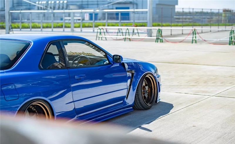 一台我们可以“仔细打量改装”的日产战神GTR R34 !