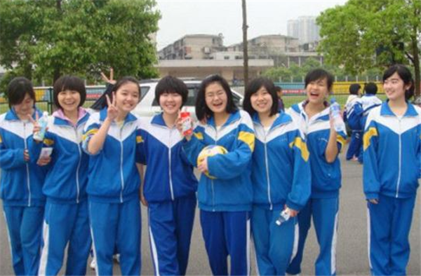 福州一小学300元劣质校服，一天就穿坏，学校是被家委会“支配”