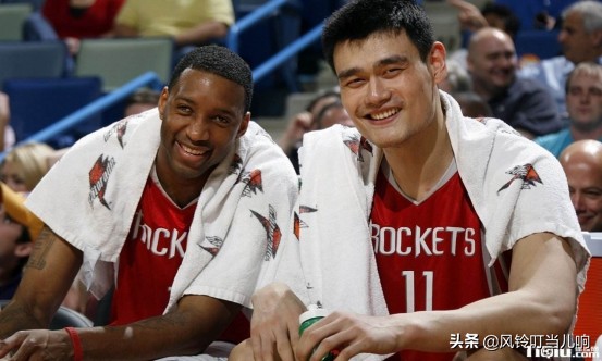 为什么看不到nba球员系鞋带(姚明刚进NBA，被一个黑人球员要求系鞋带，姚明成名后他怎样了)