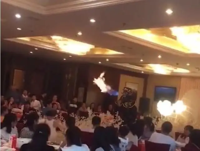 深度还原成都49中学生坠亡事件丨浙江衢州一凉亭垮塌，4人遇难