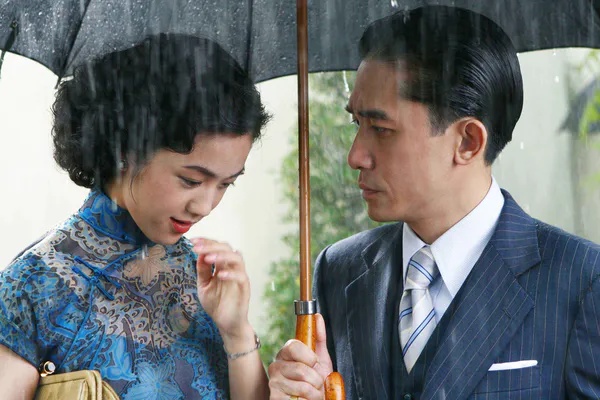 脱下的衣服难穿上！6位一脱成名的女星，无尽的争议下好多已息影