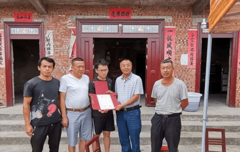 父亲患病、母亲离家、靠低保生活的他，却以高考707分逆天改命