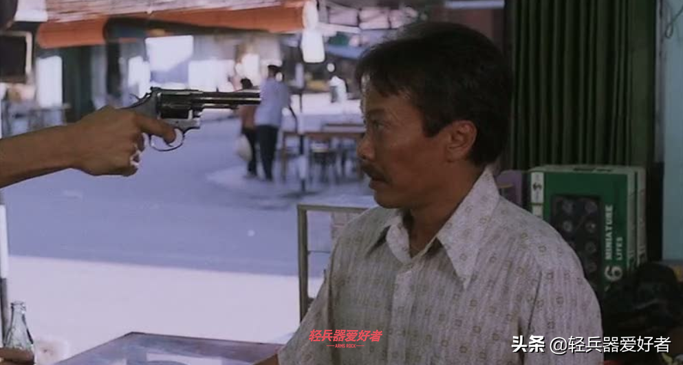 港片的枪战美学巅峰！看看当年的天王大战用了哪些轻武器