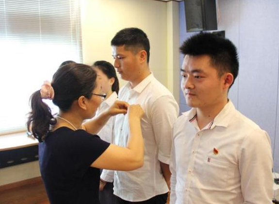 大学生入党决定权在谁手上？这两个人至关重要，别等毕业了才知道