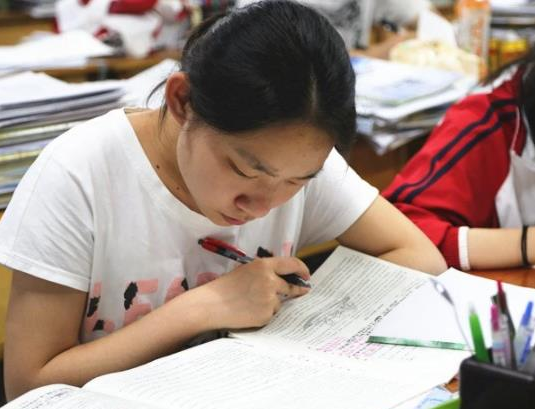 高中限制复读已成定局，高考失利考生又该何去何从？多地做出回应