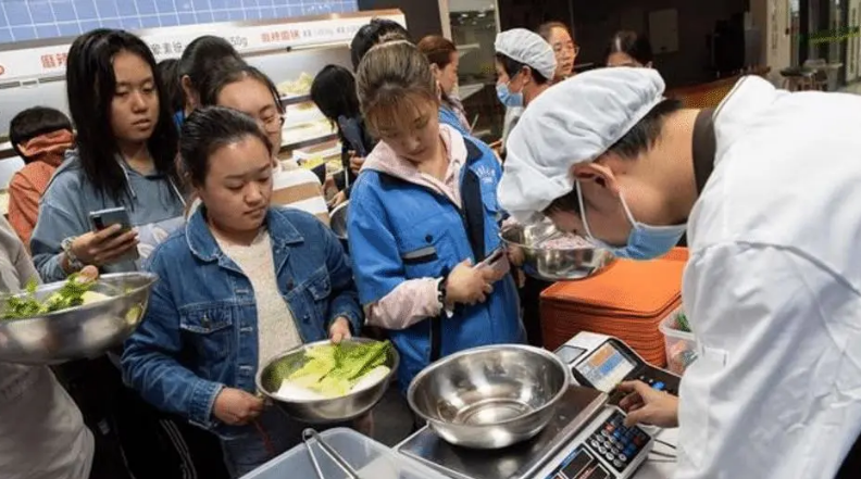 学农的学生吃不起饭？华中农大食堂贵到离谱，梅菜扣肉一斤125元