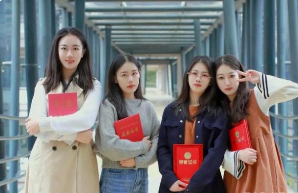 湖南高校再现学霸寝室，四位小姐姐“神仙颜值”，集体保研名校