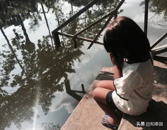 中国游客常去的“棺材铺”和“许愿池”：远道而来的期待与幻灭..
