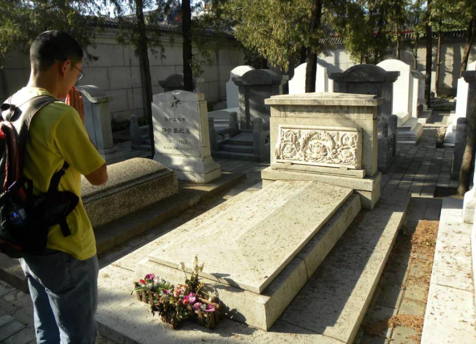 八宝山第一墓葬的是谁八宝山第一大墓是谁