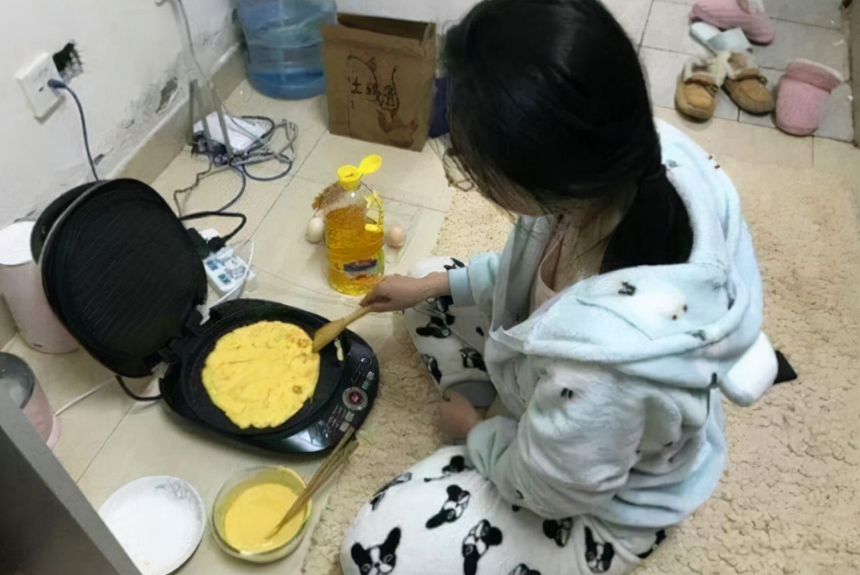 大学寝室“违禁品”大公开，各类物品五花八门，网友感慨真会玩