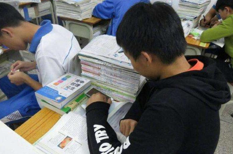 班主任上课突击检查，学生上演“花式”藏手机，学霸才是隐藏高手