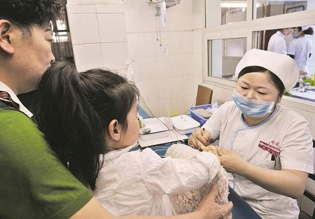 “求生欲太强！”，宝宝害怕打针“金句”连连，护士都被逗笑了