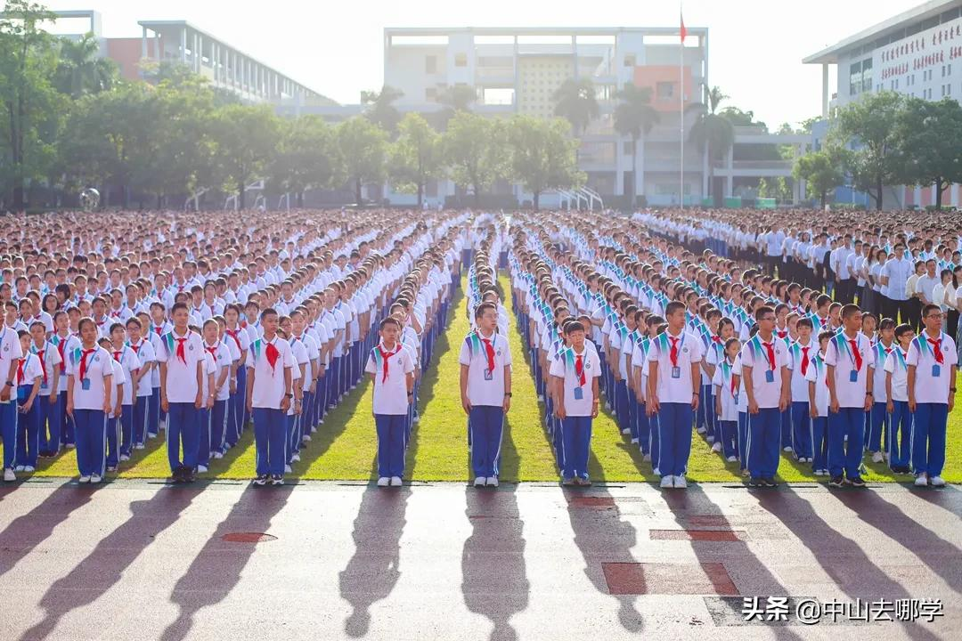 开学啦！现场多图预警：妈趴窗，爹爬墙，脸贴地！场面过于欢乐