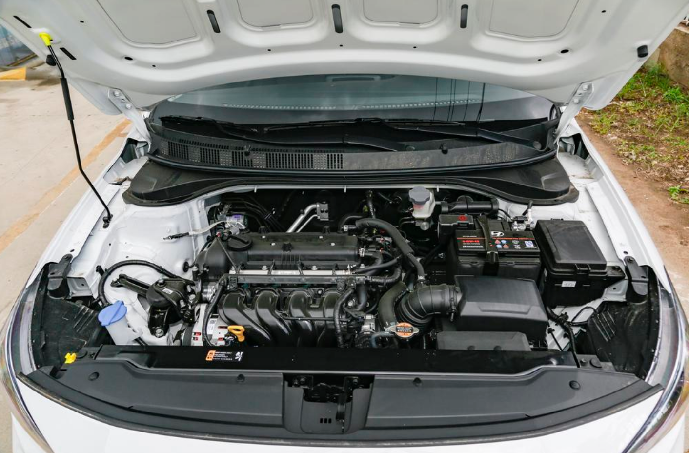 悦动：1.6L发动机，百公里油耗5.6L，价格适中