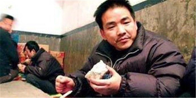 许昌黑老大梁胜利，作恶多端引起众怒，落网后近10万群众欢呼