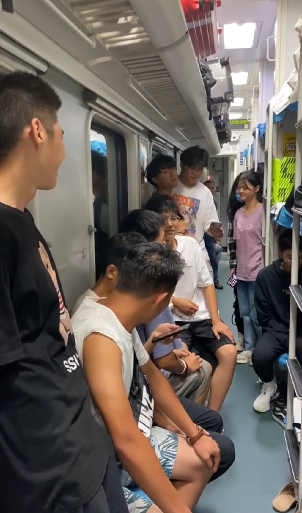 河南洪灾中，4趟列车旅客被困三天三夜：手机充电排长队，盒饭从15涨到25，脱困到家后第一件事是洗澡