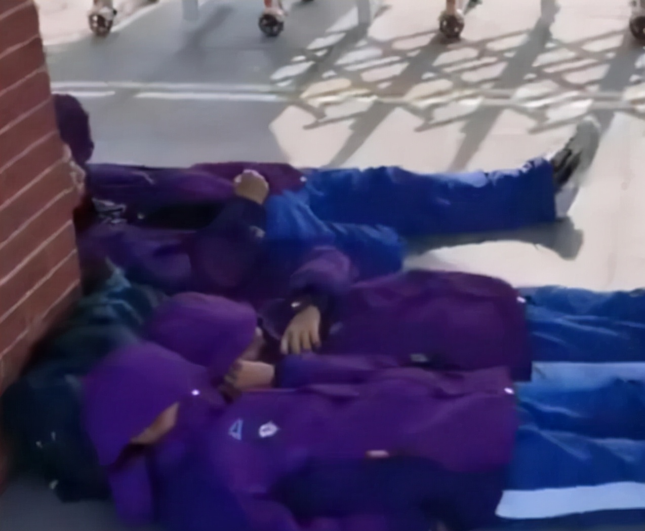 11名初一新生被劝退后续，家长让孩子在校门口住下，学校作出回应