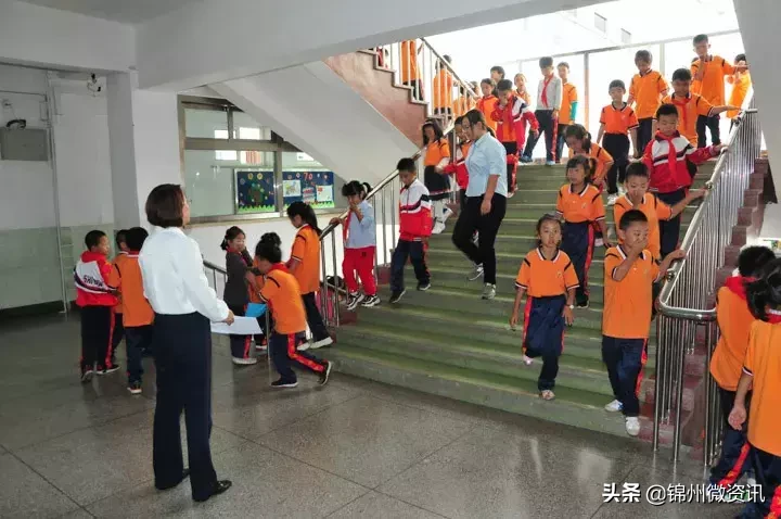 锦州市实验学校德胜、学苑两校区6000余师生参加安全疏散演练