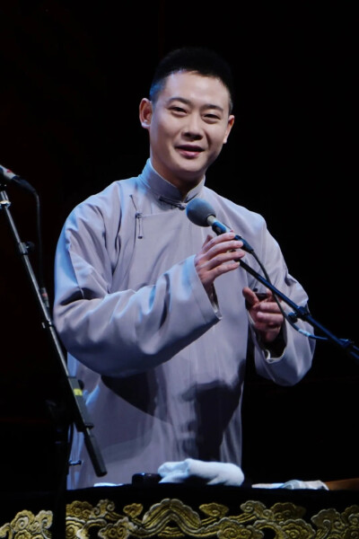 栾云平德云社大管家,郭德纲爱徒,虽然在相声风格上栾云平不善于逗,但