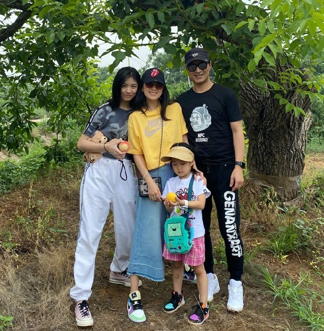 汪峰女儿出道？16岁汪曼熙推出单曲，包办作曲作词演唱，天赋惊人