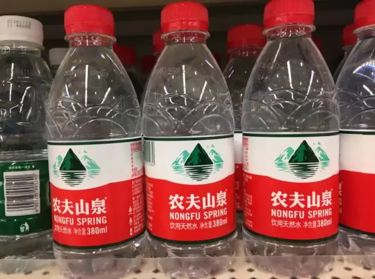 2元一瓶的瓶装水,为什么也能成就中国首富?