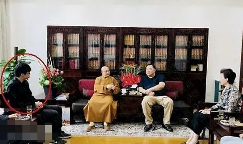 杨澜24岁儿子罕曝光，长相俊秀像妈妈，在美国出生至今不知其姓名