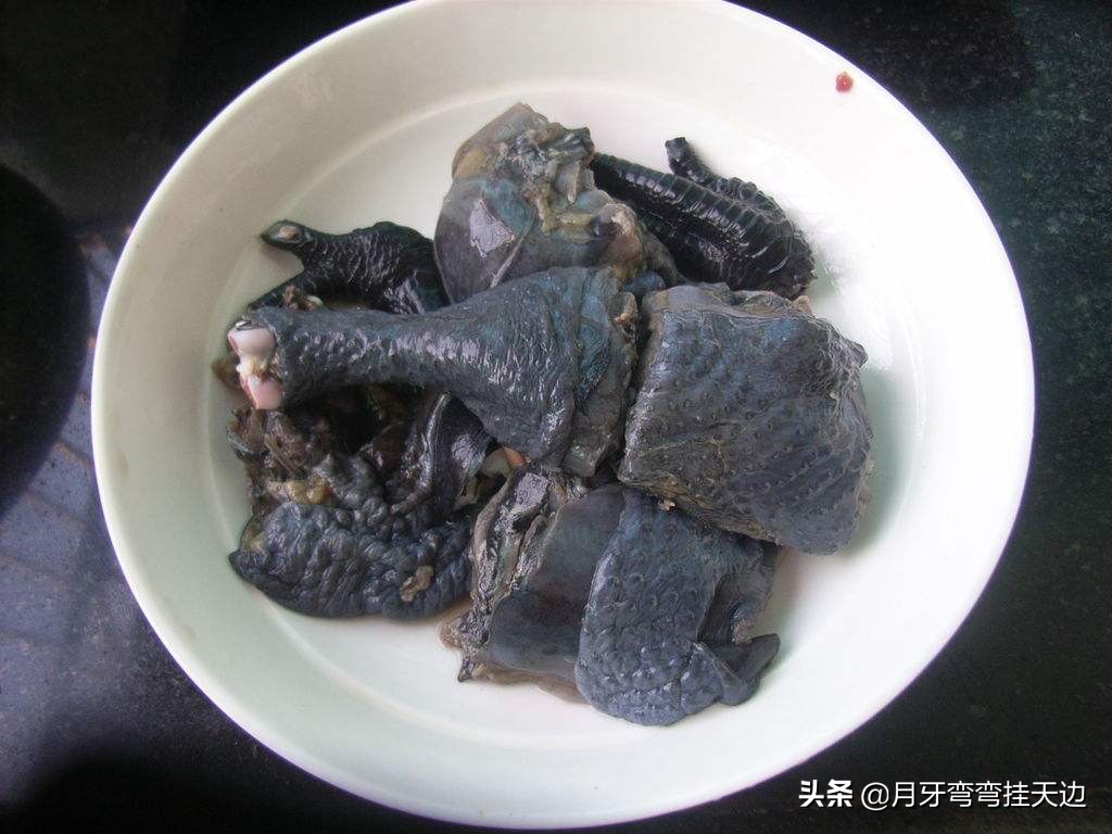 乌鸡炖汤这样做，汤色清亮补而不燥，做法简单，老人小孩特别爱喝