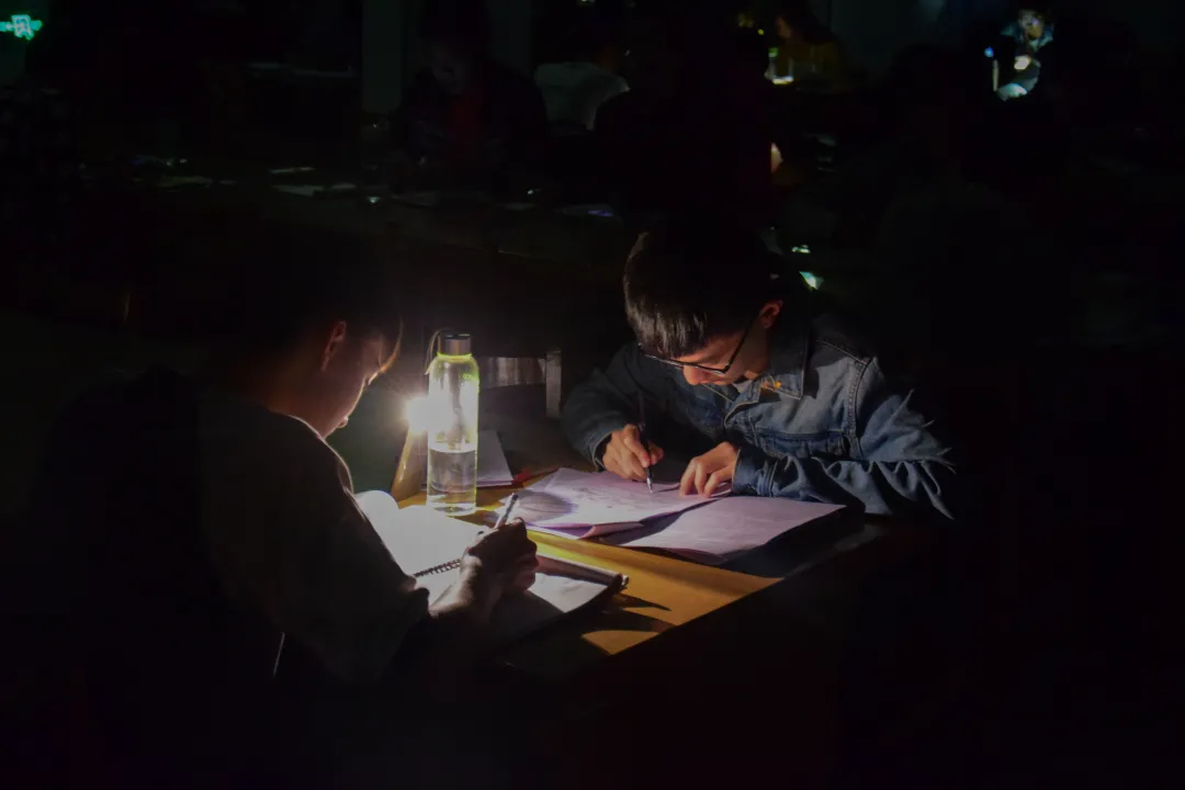 停电生活指南:在陷入恐慌前,你需要囤好这些东西