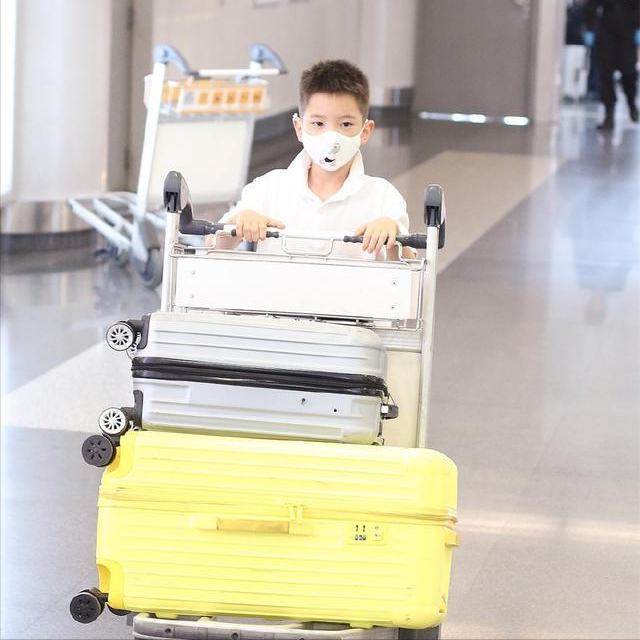 霍思燕一家三口走机场，7岁嗯哼长高太多，独自拖行李成小男子汉