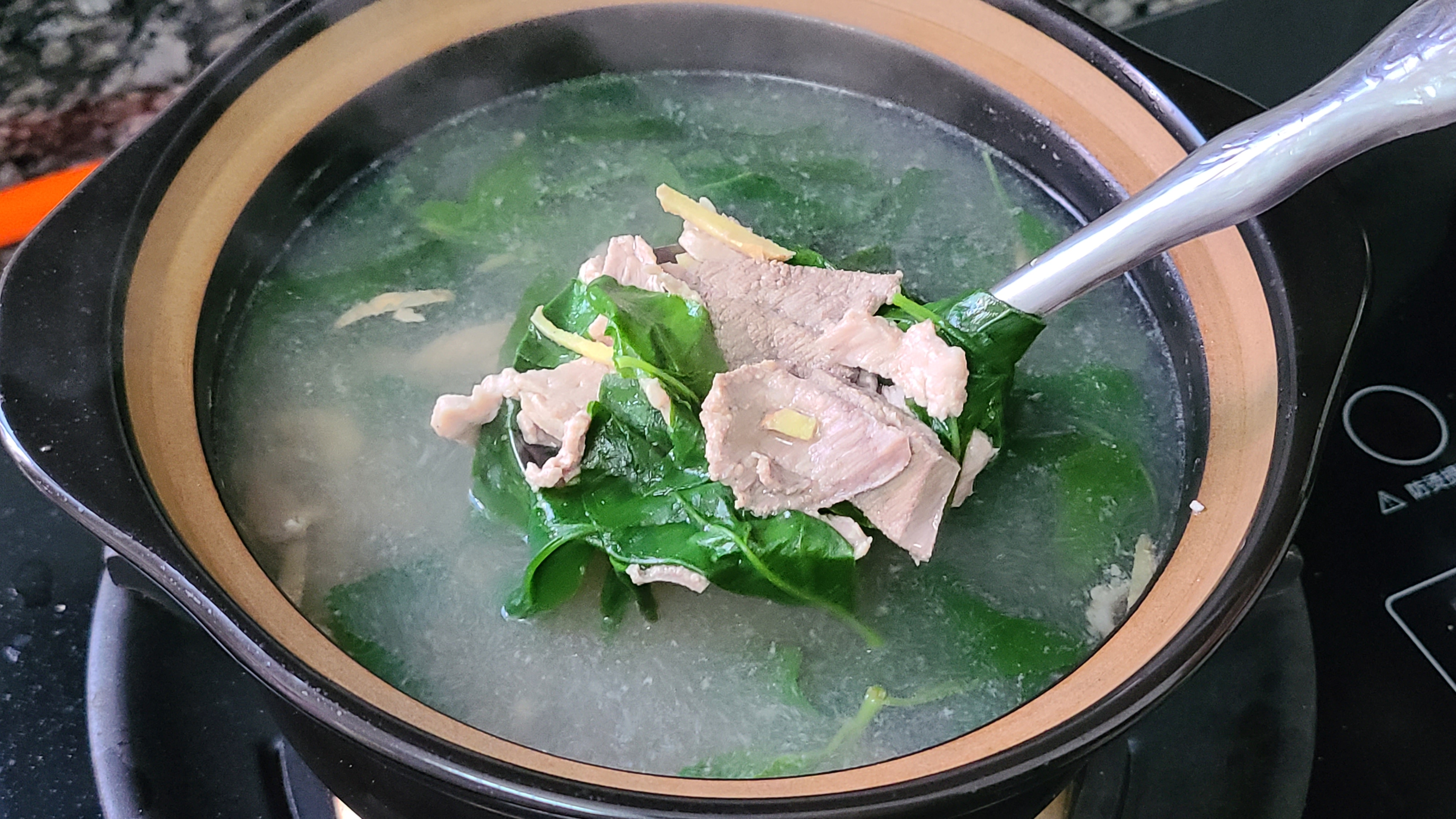 猪杂汤的做法(广东人很喜欢喝的一道汤做法简单味道棒)