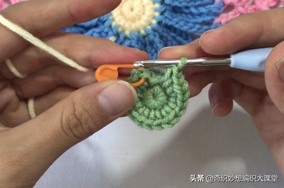 用毛线把雏菊钩成毯子，效果惊艳了，很有春天的感觉！附编织图解