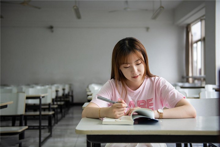 有种“成长”叫张子枫，上大学半年气质出众，大学是所“美容院”