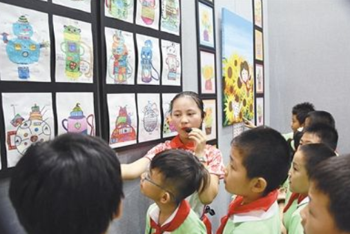 初中生“黑板报”走红，画面逼真，视觉冲击力大，美术老师看呆了