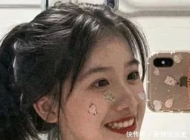 睡觉头发正确摆放图片（女生睡觉时头发摆放方法）
